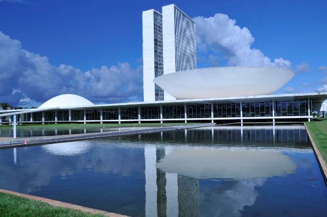 Centro Democrático x Centrão: a confusão política que sabota a democracia brasileira