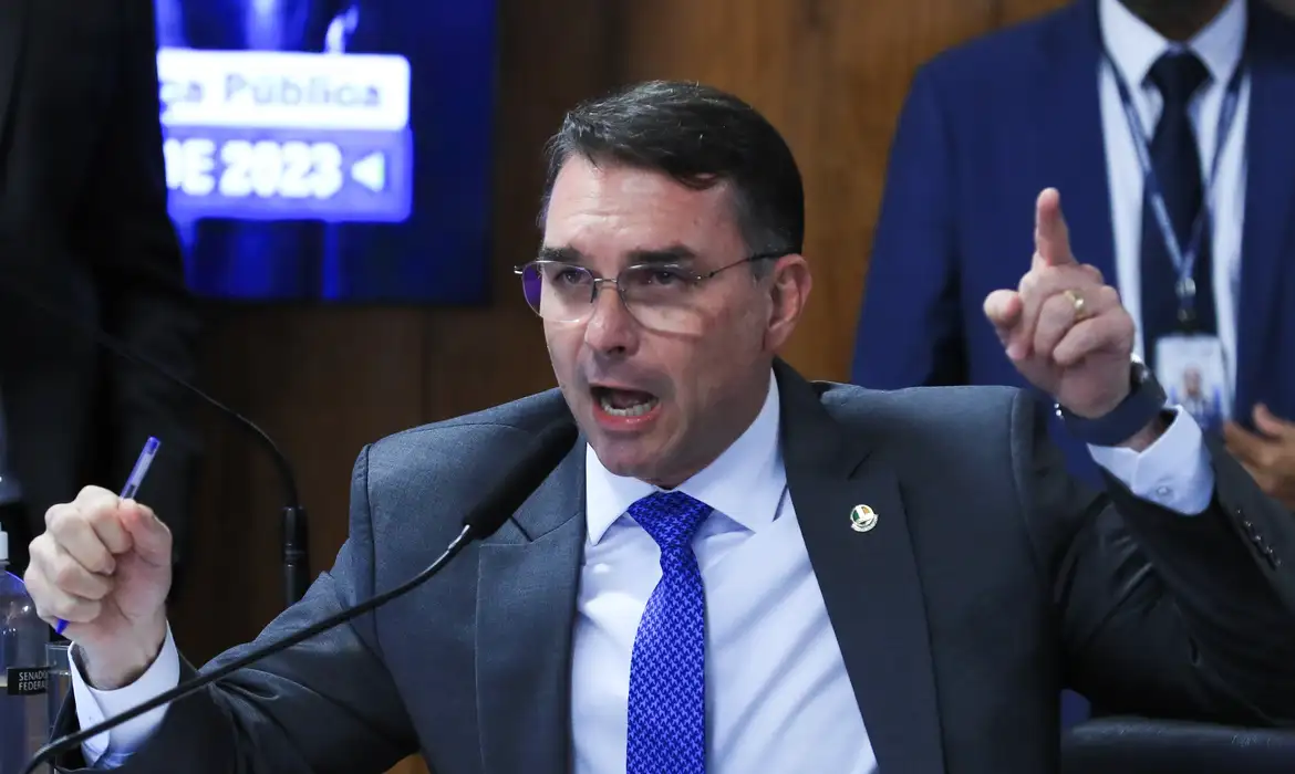 Moraes abre ação contra Flávio Bolsonaro por suposta calúnia a Lula Trump