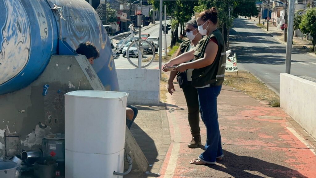 Mabel retira pessoas em situação de rua de adutora na Rua 10 em ação com GCM: “Agora não é mais guarda, é polícia de Goiânia”