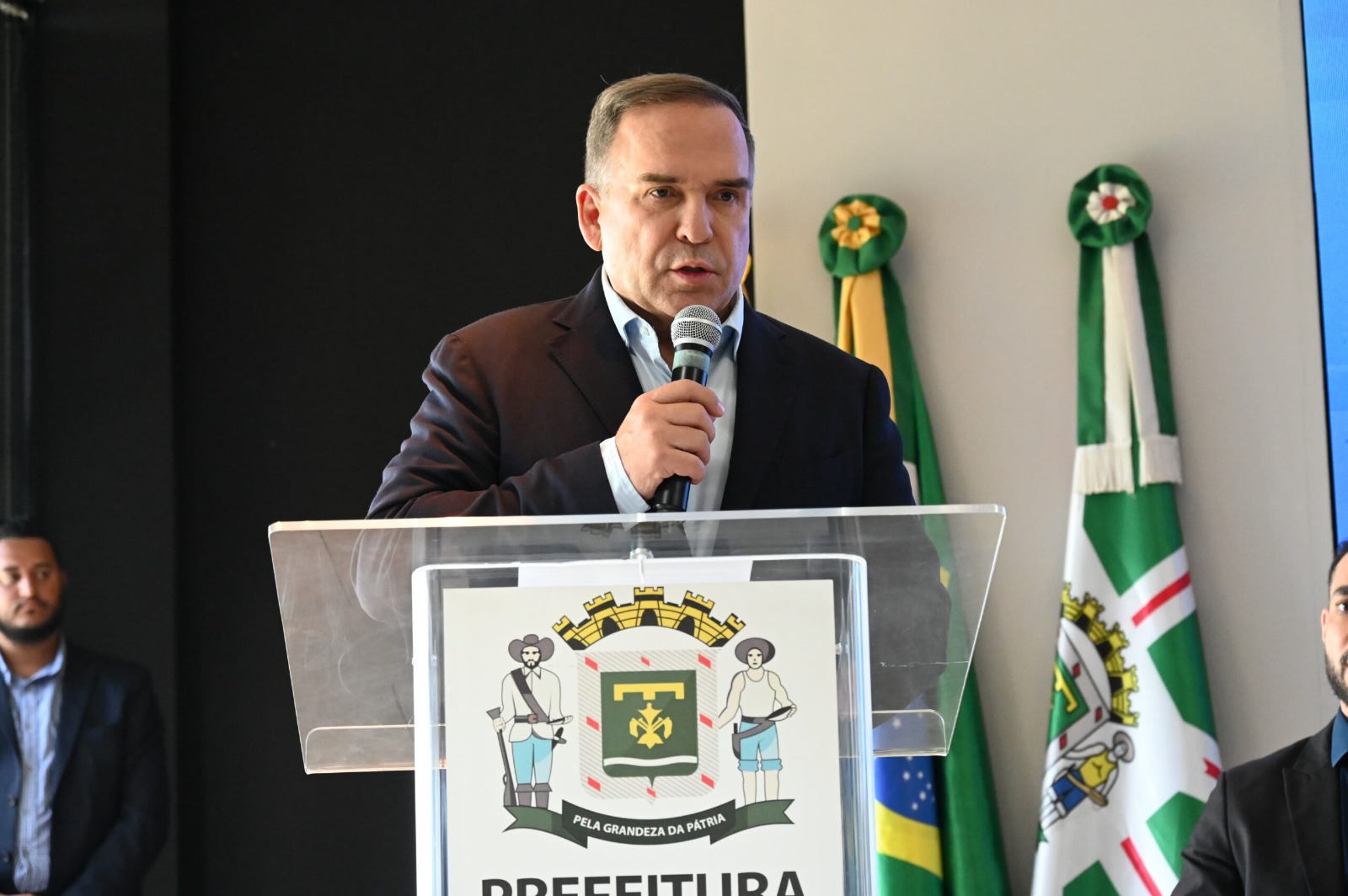 Mabel anuncia bônus para administrativos da Educação