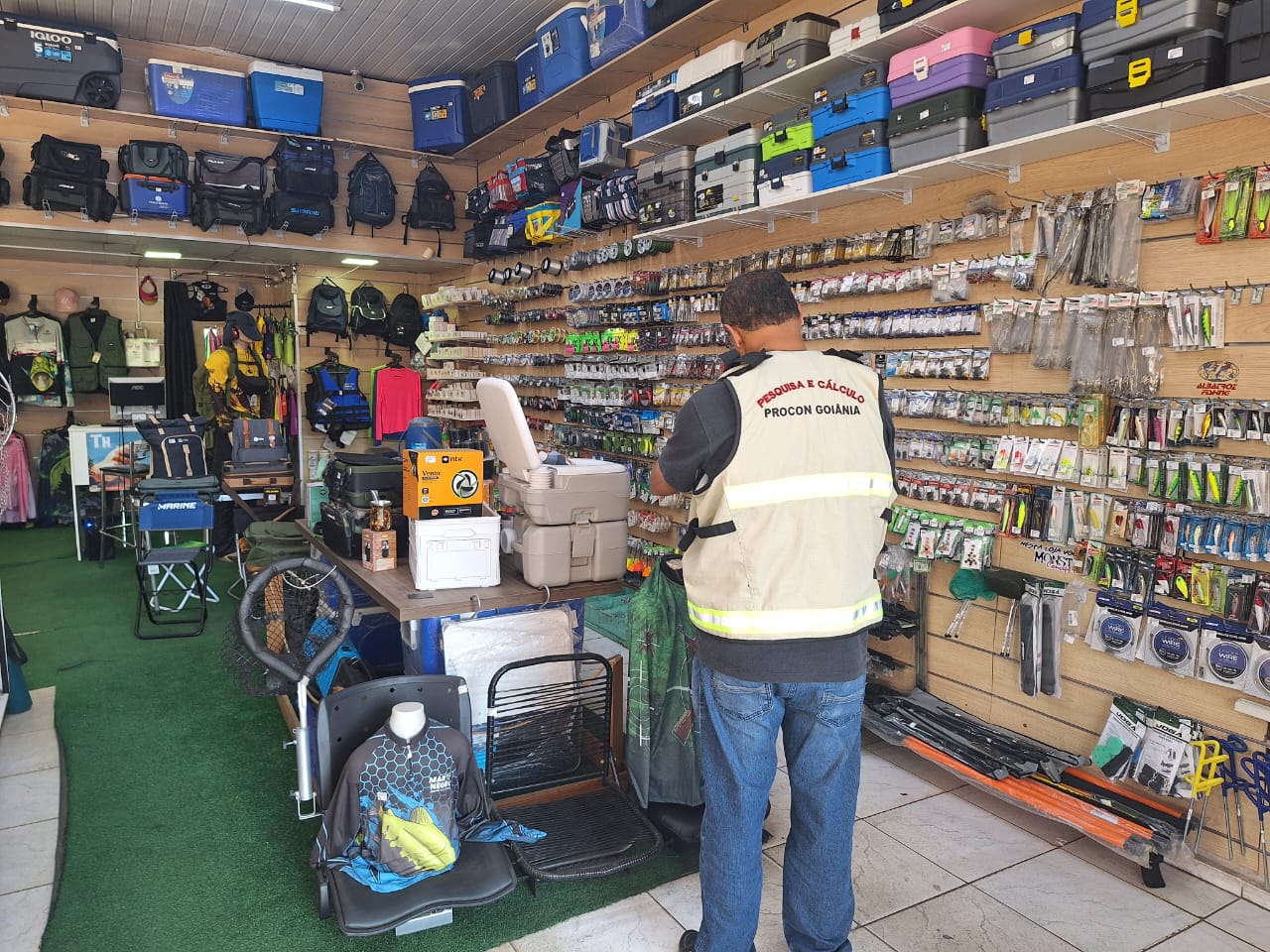 Procon Goiânia encontra variação superior a 400% nos preços de itens para pesca e camping: levantamento foi realizado em sete pontos comerciais do segmento na capital (Foto: Procom)