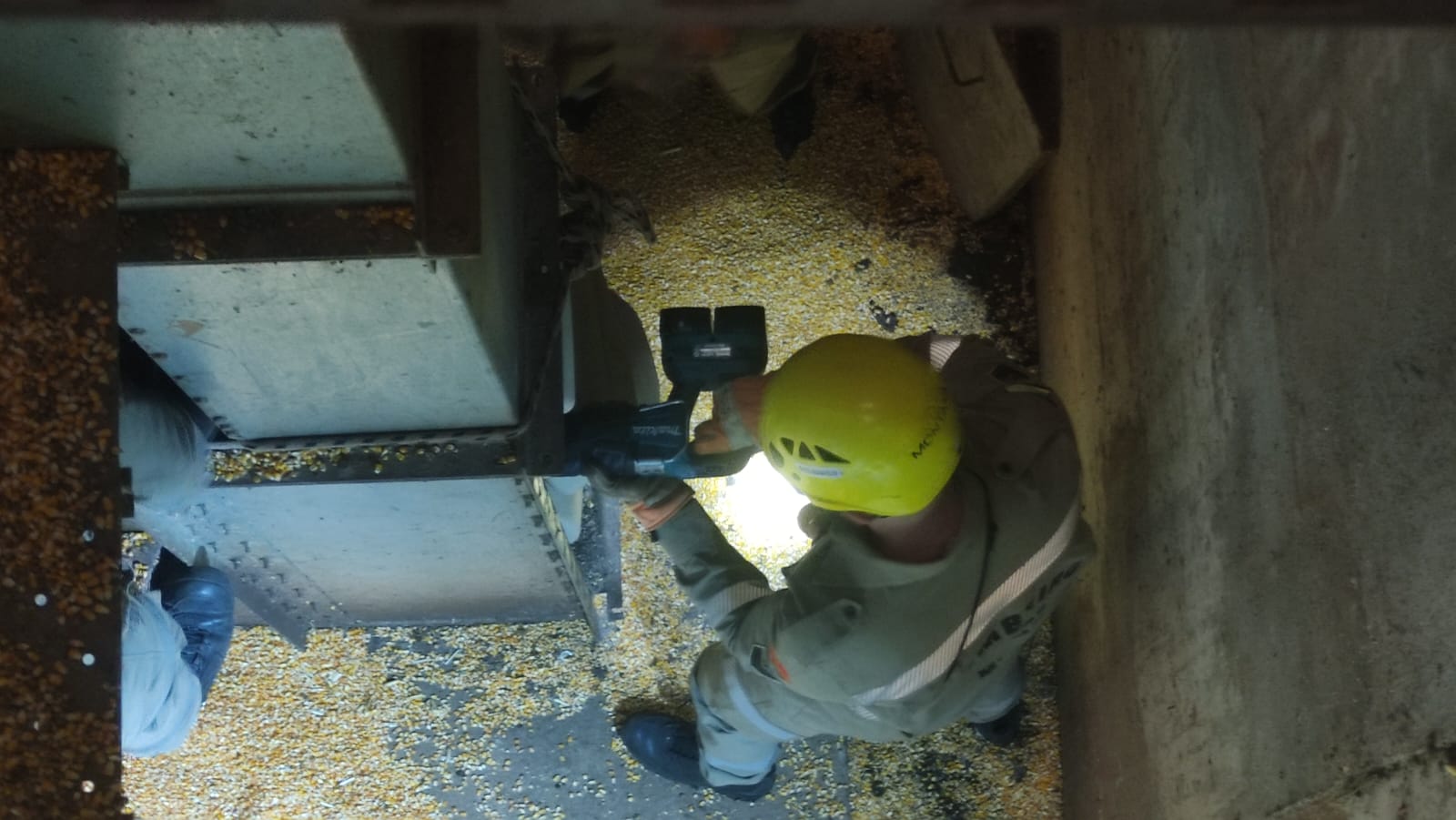 Trabalhador de 19 anos morre preso em elevador de grãos, na GO-213