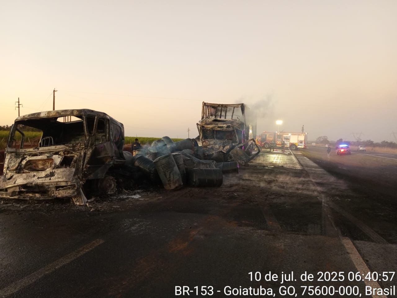 Caminhões ficaram destruídos pelo fogo