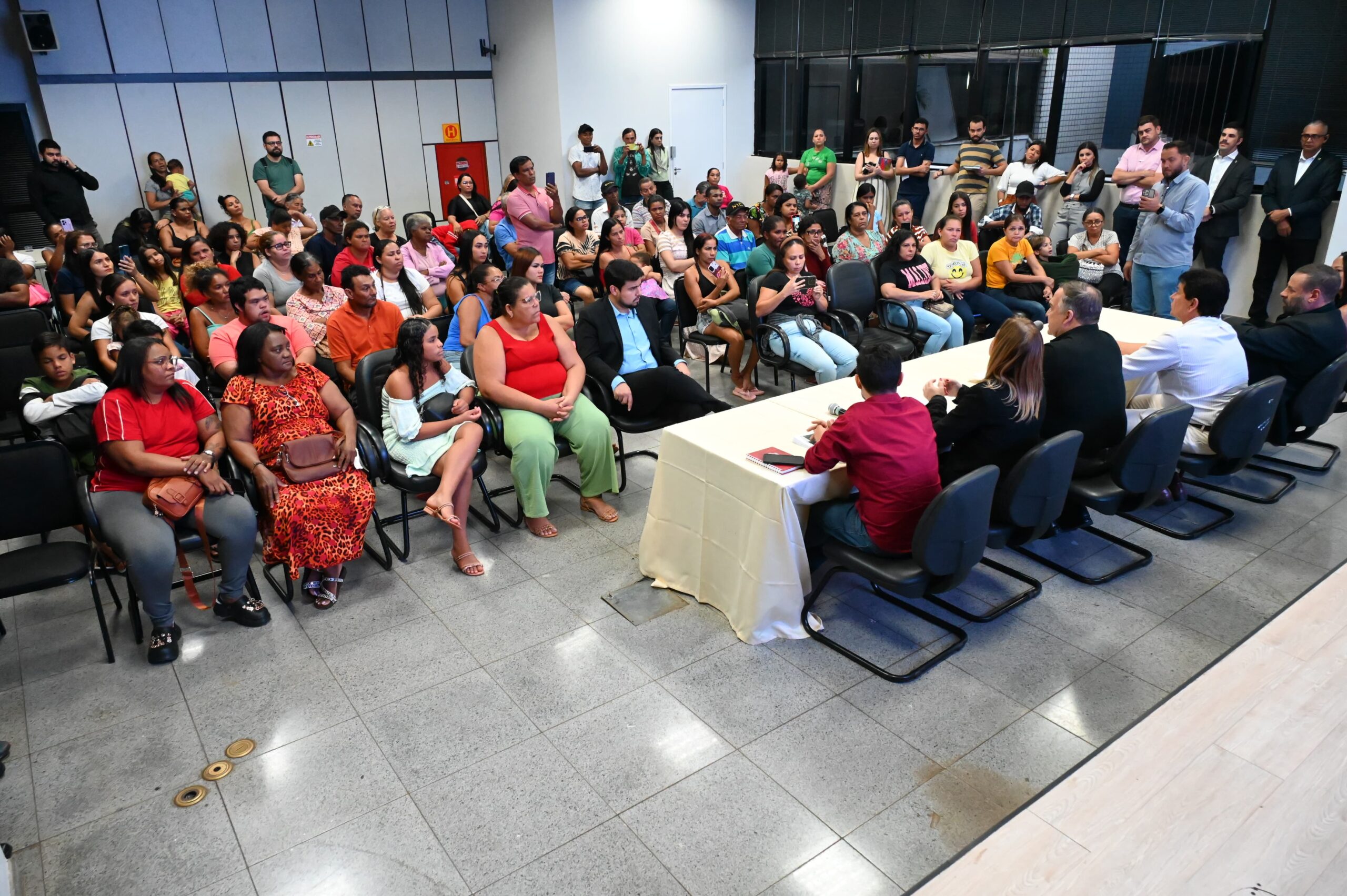 Fotos: Alex Malheiros Legenda: Prefeito Sandro Mabel realiza audiência pública com moradores da ocupação Estrela Dalva e reforça compromisso com diálogo e legalidade