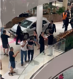 carro invade shopping