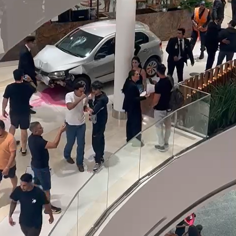 Carro invade shooping