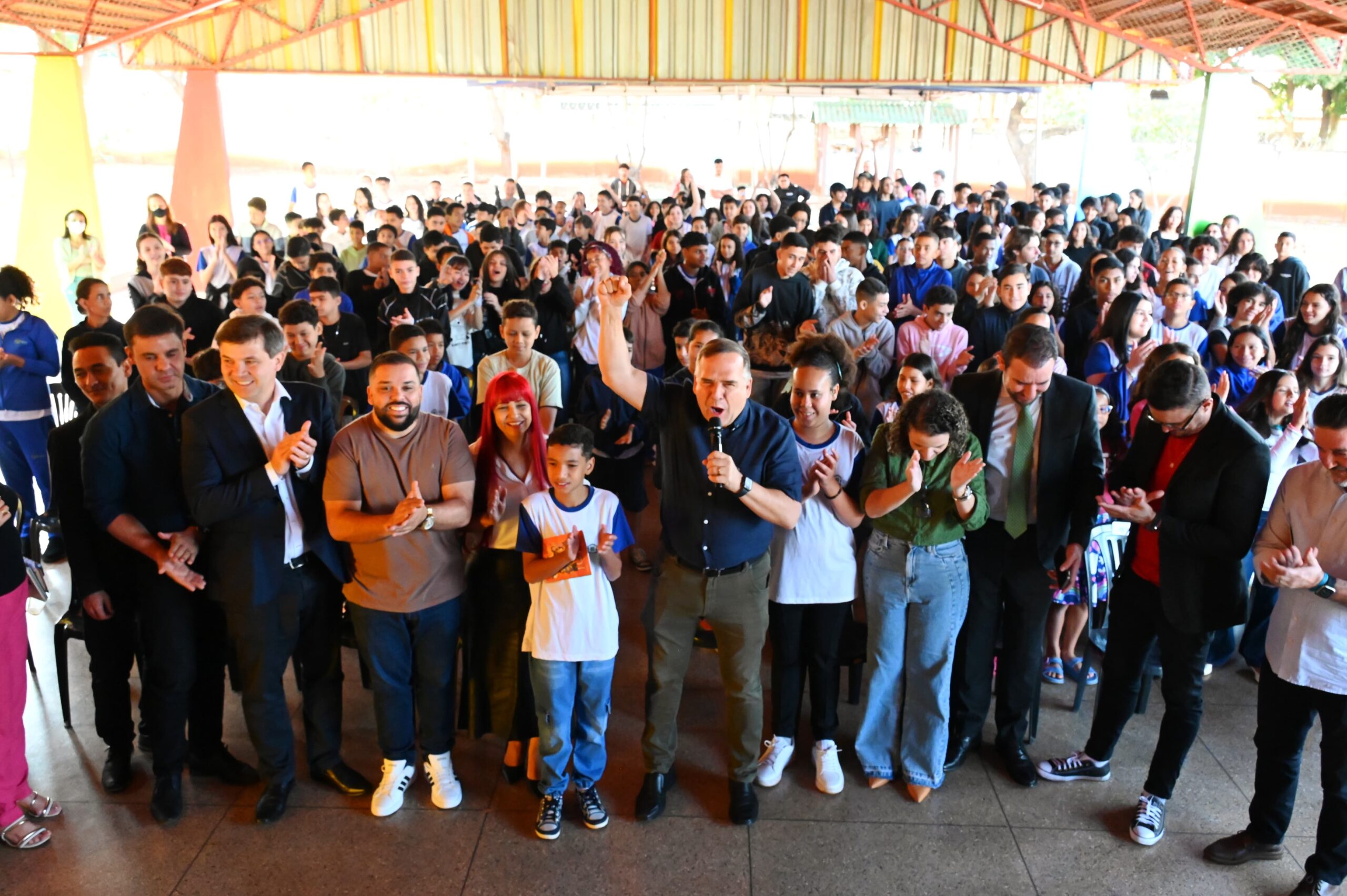 Prefeito Sandro Mabel participa da solenidade de abertura do 2º semestre na Rede Municipal de Educação Foto: Alex Malheiros