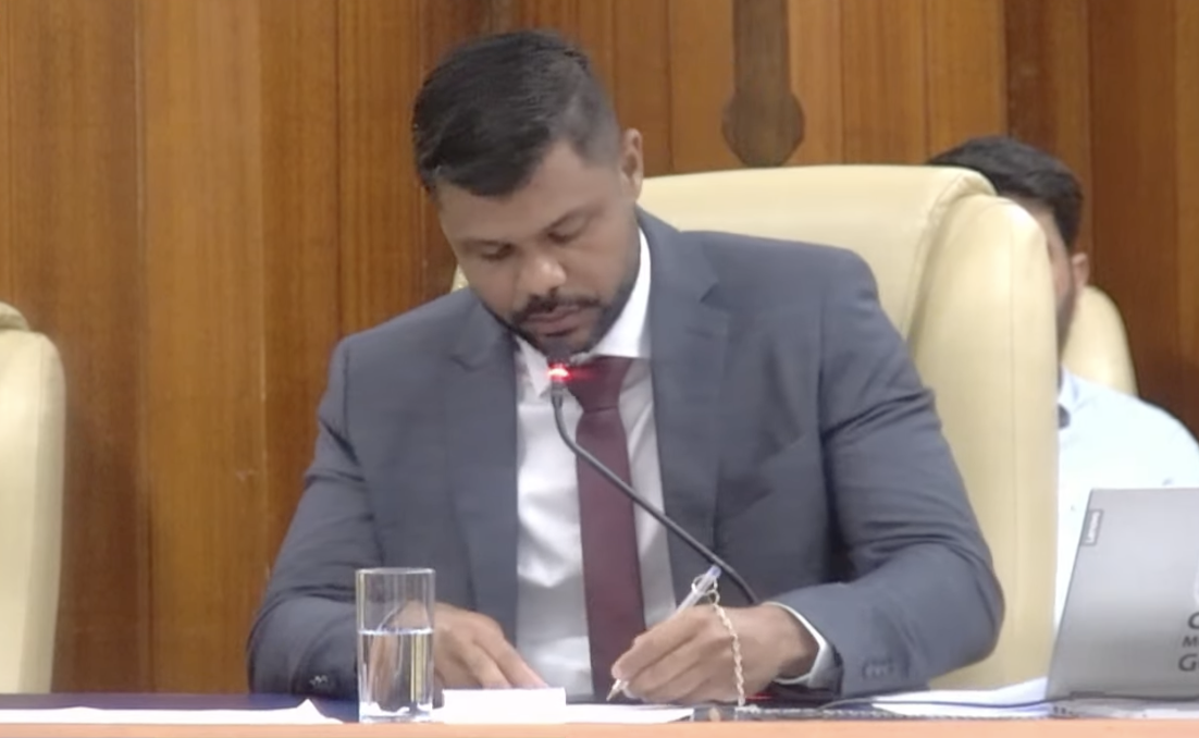 Policarpo assina contrato com UFG e Instituto Verbena para concurso público - Foto: Reprodução / TV Câmara