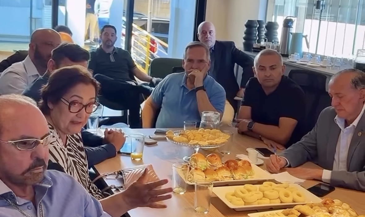 Mabel toma café na Limpa Gyn com 13 vereadores; um deles assinou a CEI (Foto: Reprodução / Redes Sociais)