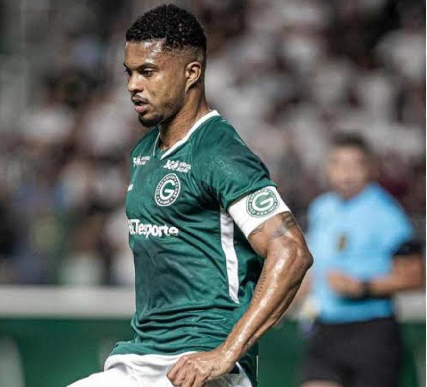 Lucas Ribeiro deve voltar à zaga esmeraldina