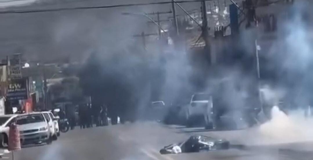 Polícia usa violência para conter protesto de comerciantes na Vila Canaã, em Goiânia (Reprodução)