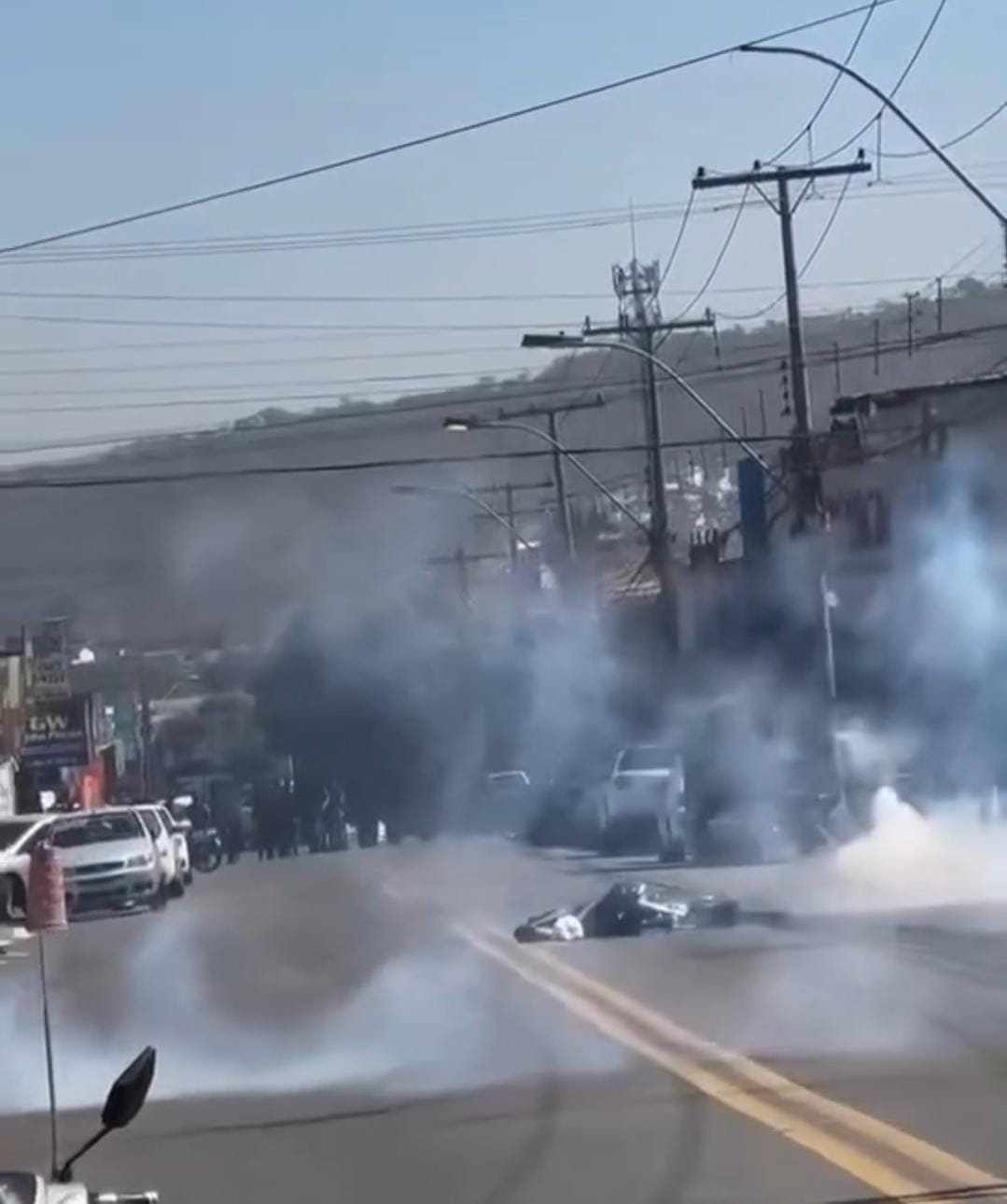 Polícia usa violência para conter protesto de comerciantes na Vila Canaã, em Goiânia (Reprodução)
