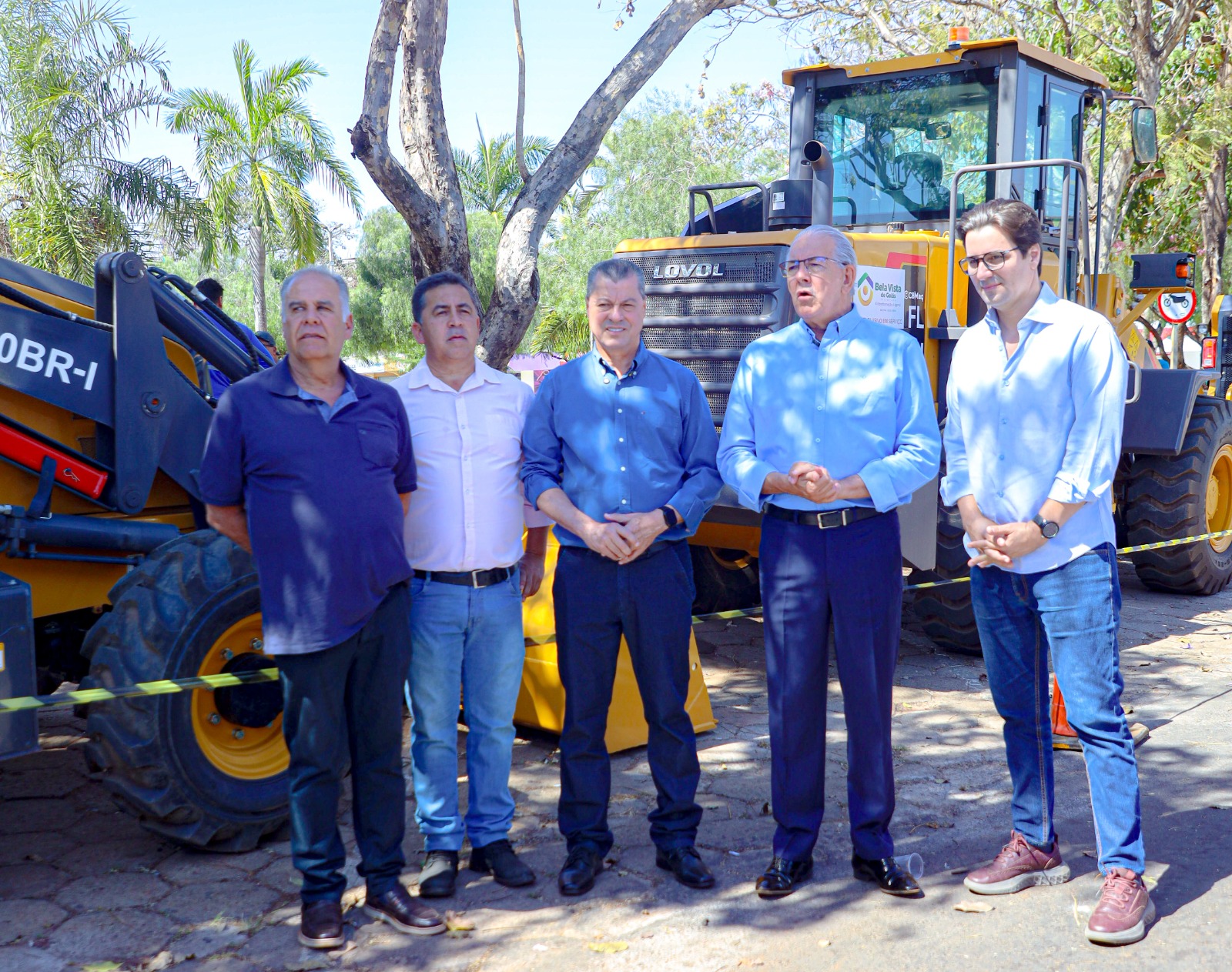 Momento da entrega de maquinários para a cidade de Bela Vista de Goiás