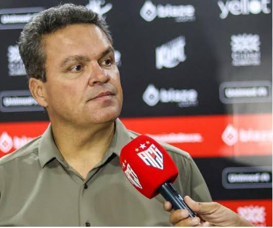 Adson Batista, criticas ao treinador