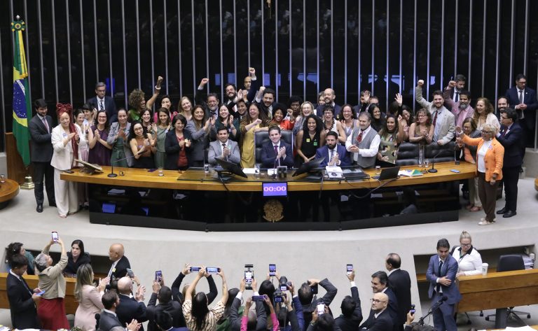 Câmara aprova projeto para proteção de crianças em ambientes digitais
