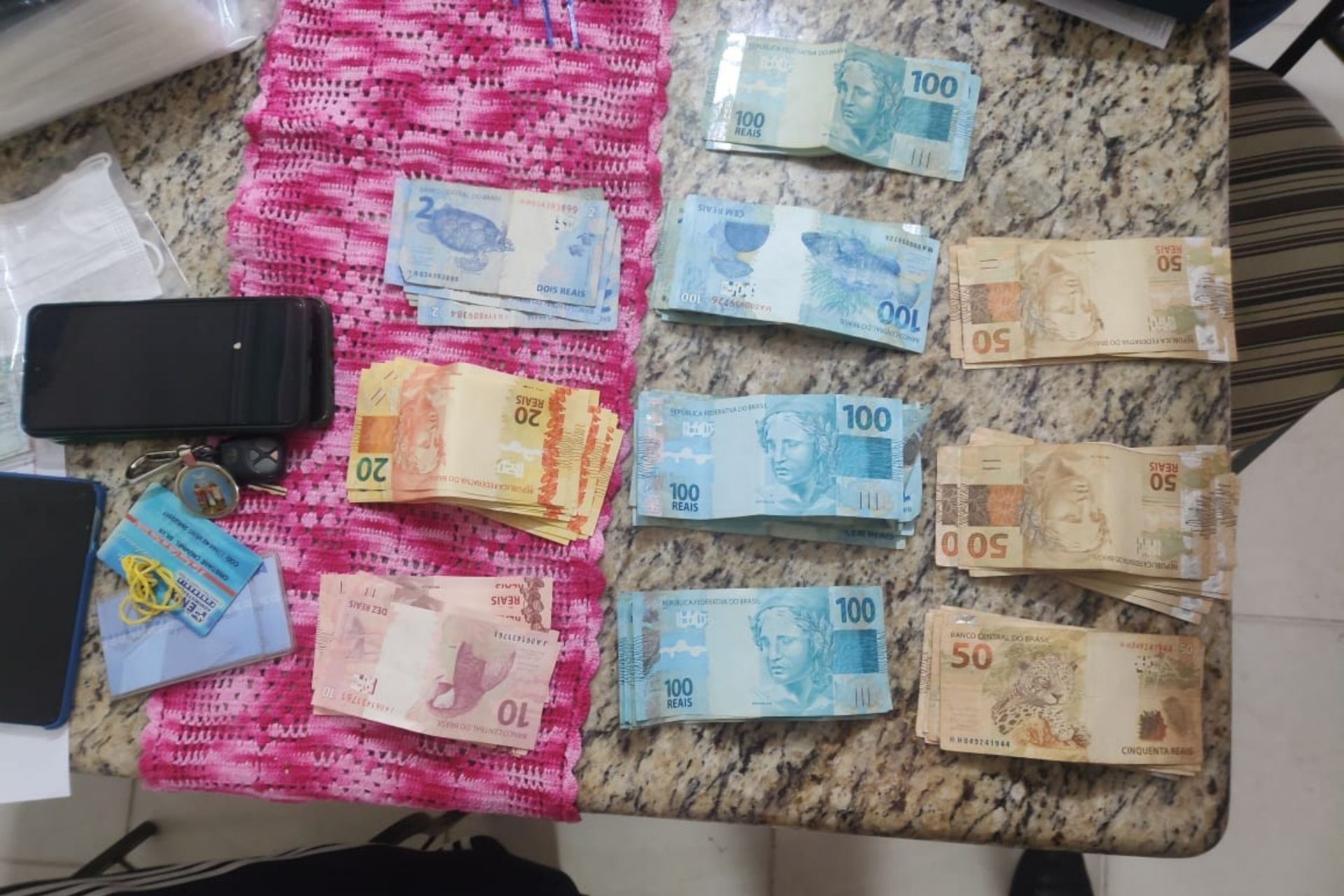 MPGO cumpre seis mandados de busca e apreensão em investigação de rachadinha na vigilância sanitária de Caldas Novas