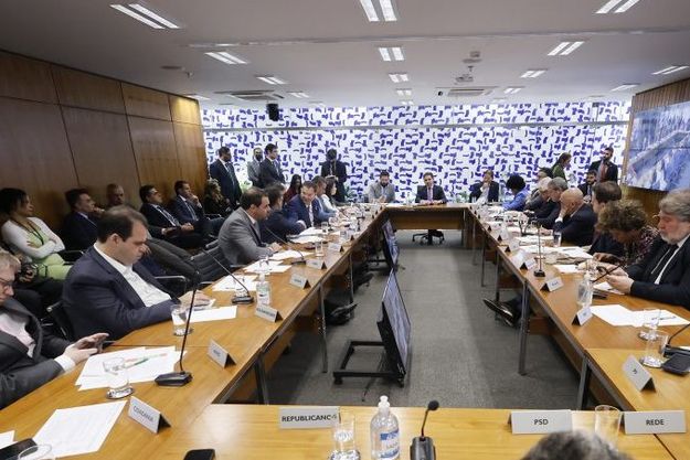 Câmara adia votação sobre fim do foro privilegiado e anistia a partidos