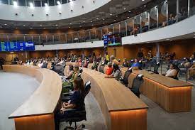 Os deputados estaduais de Goiás retomaram os trabalhos nesta terça-feira (5), após o recesso parlamentar, com a primeira sessão deliberativa ordinária da semana