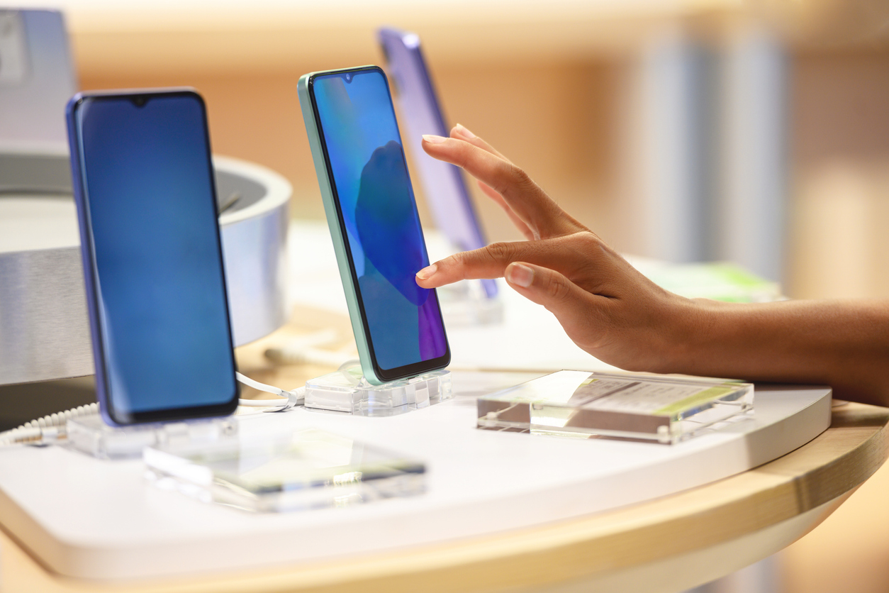 Pesquisa revela que apenas 3% dos brasileiros priorizam ferramentas de IA ao escolherem celulares (créditos: iStock/webphotographeer)