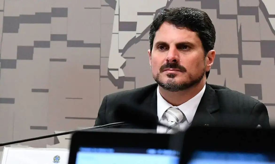 Marcos do Val é levado pela PF para colocar tornozeleira eletrônica (Agência Senado)