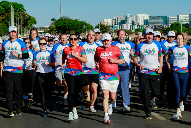 Aniversário de 95 anos do MEC reúne presidente e mais de 6 mil pessoas no centro Brasília
