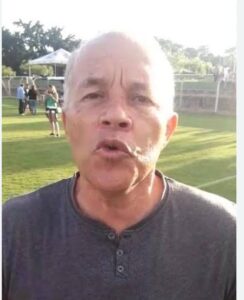Matinha, ex-Goiás, prestigiando a estreia do filho com a camisa do Vila
