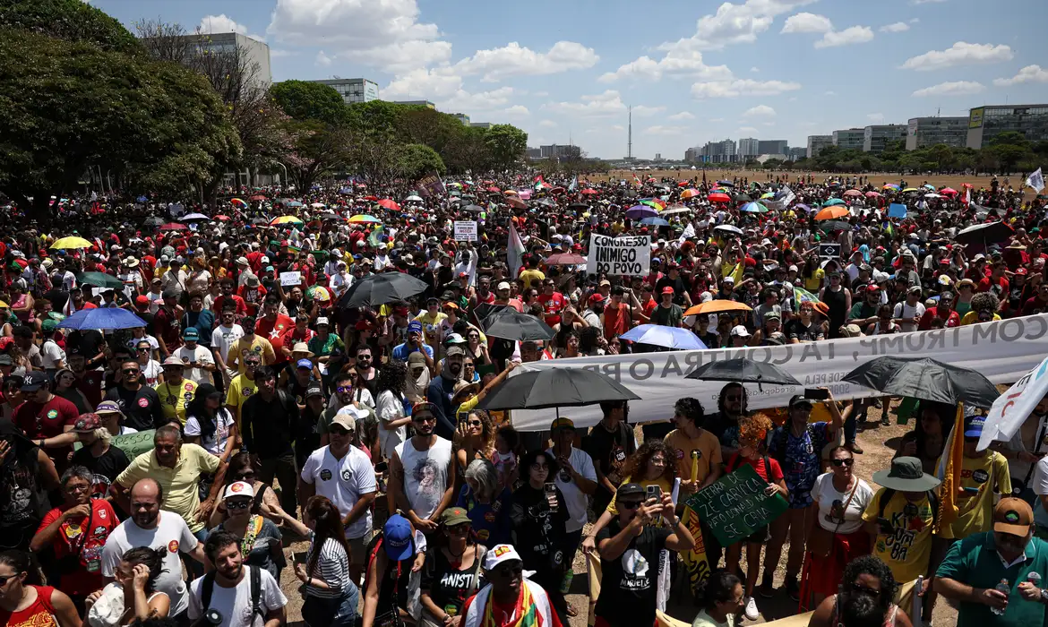 Imprensa internacional repercute protestos contra anistia e PEC da Blindagem no Brasil