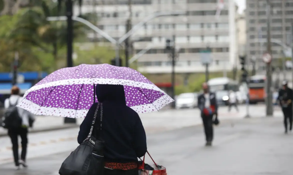 A orientação é que a população redobre a atenção, evite áreas abertas durante tempestades e fique atenta a possíveis alertas da Defesa Civil