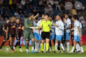 No Brasil, jogadores não respeitam os árbitros