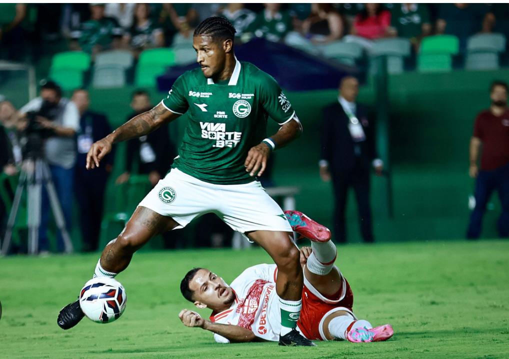 Goiás sofre virada na Serrinha com vaias da torcida