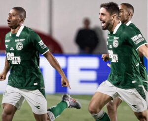 Juninho marca gol relâmpago