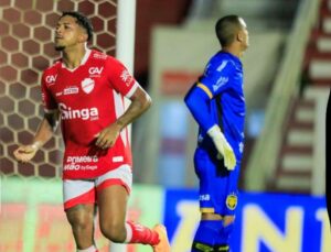 Pedro Romano marca o gol da vitória do Vila