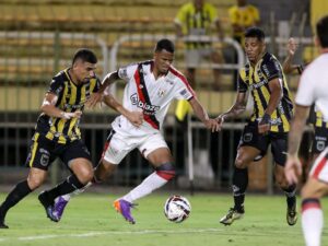 Atlético joga mal e é goleado