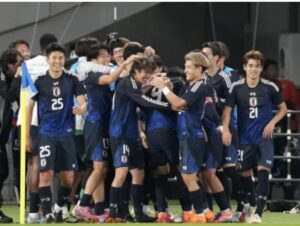 Jogadores do Japão comemoram primeira vitória sobre o Brasil