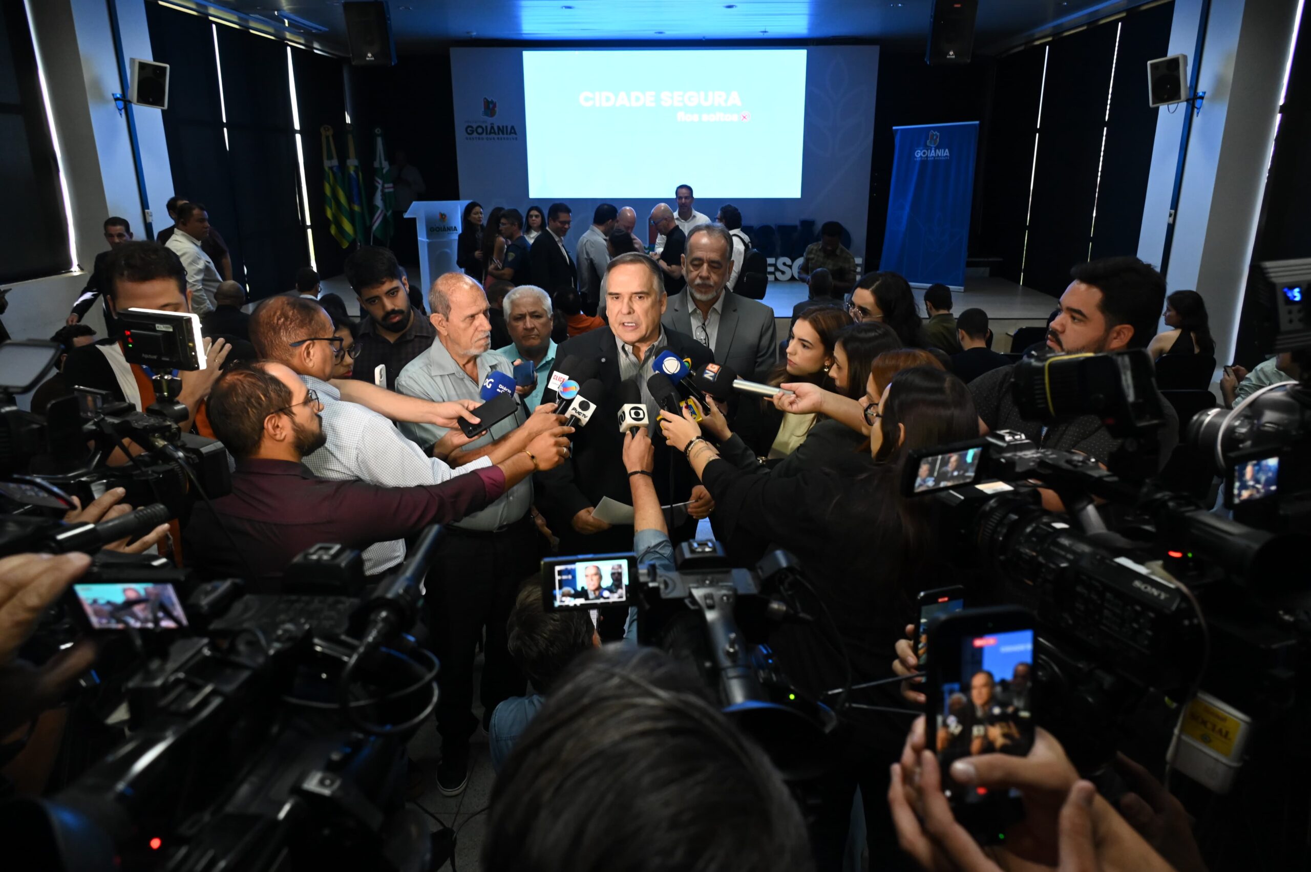 Mabel anuncia envio de projeto de lei à Câmara para responsabilizar empresas por fios soltos em Goiânia