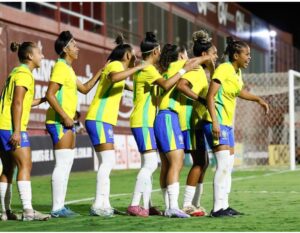 Com gol da goiana Clarinha, Seleção passa fácil pelo México