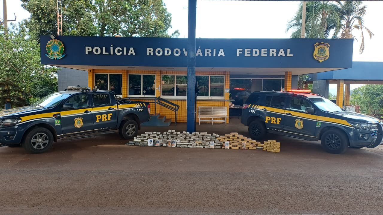 Um caminhão sider que transportava entorpecentes tentou fugir, colidiu com outro veículo e tombou - Divulgação