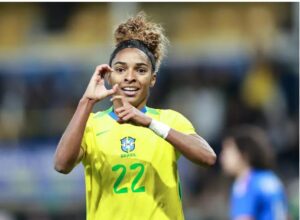 Luany marca o gol da vitória contra a Itália