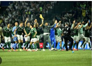 Jogadores do Palmeiras comemoram classificação histórica