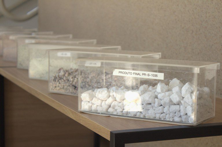 A Secretaria de Estado de Indústria, Comércio e Serviços (SIC) assinou com a Universidade Federal de Goiás (UFG), nesta quinta-feira (05), o acordo para a criação do Centro de Ciências e Tecnologia Mineral. A estrutura será instalada na Faculdade de Ciências e Tecnologia (FCT/UFG) no Câmpus Aparecida de Goiânia.