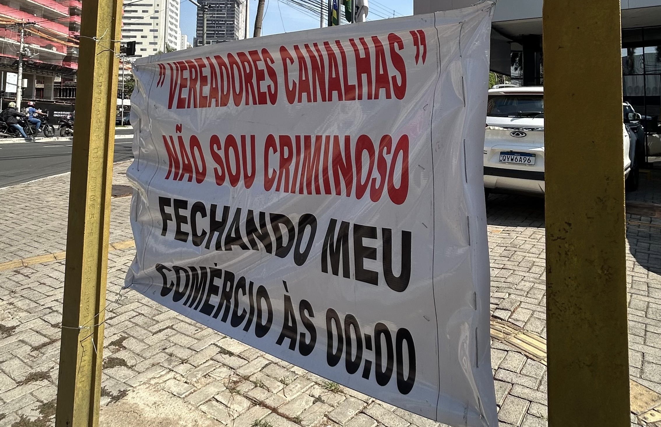 Faixa critica vereadores por fechamento de distribuidoras à meia-noite: “Vereadores canalhas”