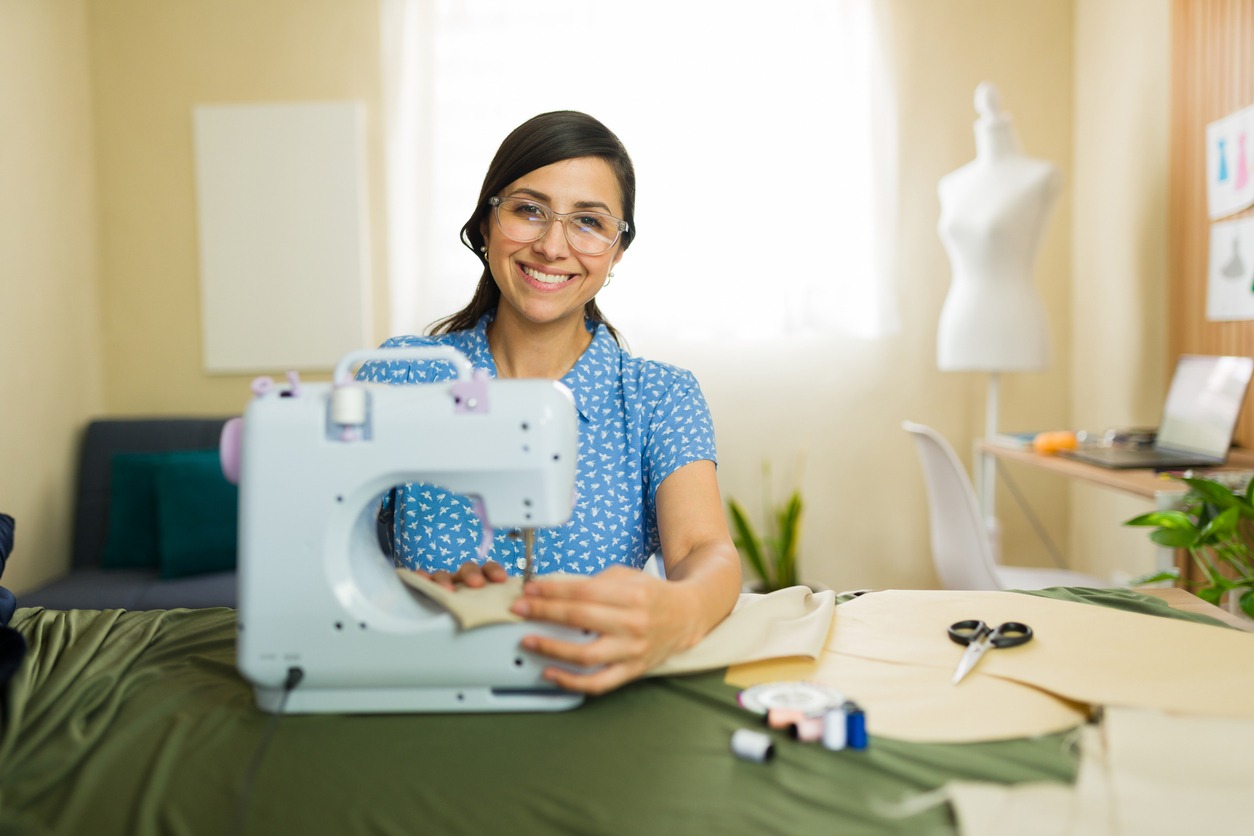 O mercado de costura é muito competitivo e para se destacar não basta apenas dominar as técnicas básicas - Foto: Antonio_Diaz/iStock