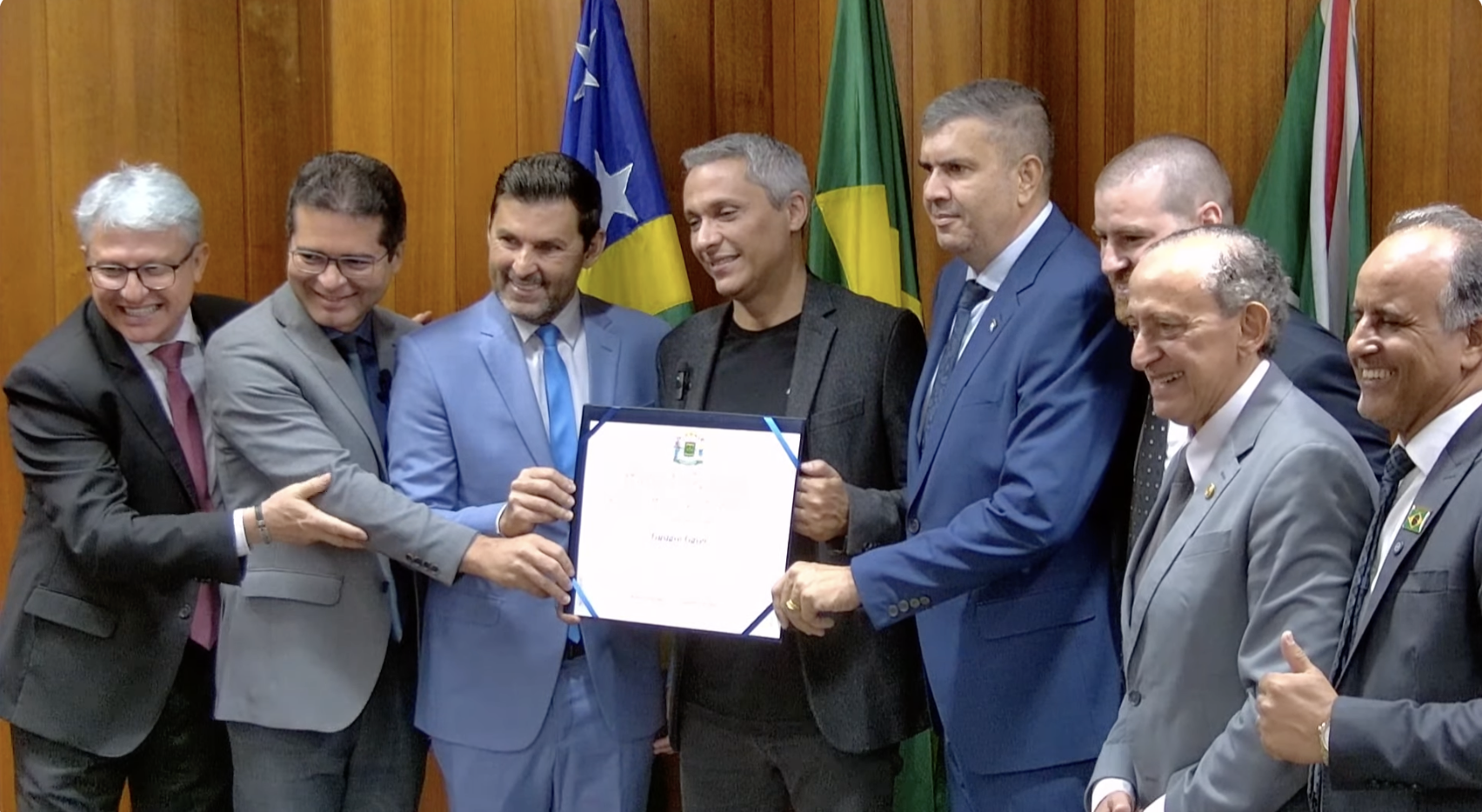 GUSTAVO GAYER RECEBE MOÇÃO DE APLAUSOS NA CÂMARA MUNICIPAL DE VEREADORES DE GOIÂNIA
