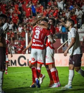 Vila abre vantagem de dois gols e cede o empate