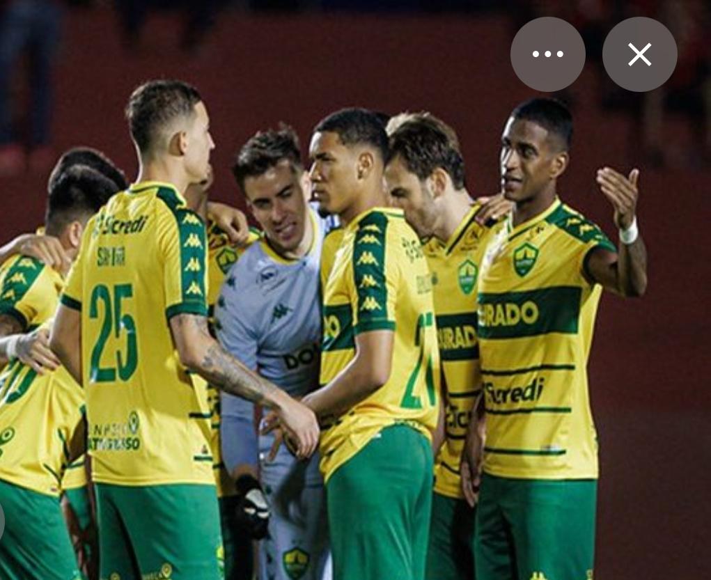 Jogadores do Cuiabá se apresentam no estádio monentos antes do jogo com o Goiás - reproduçao