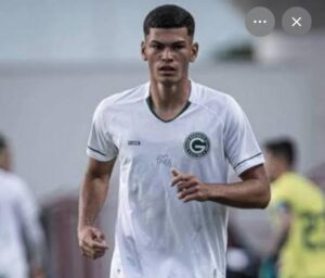 Anthony formará o trio de zagueiros do Goiás