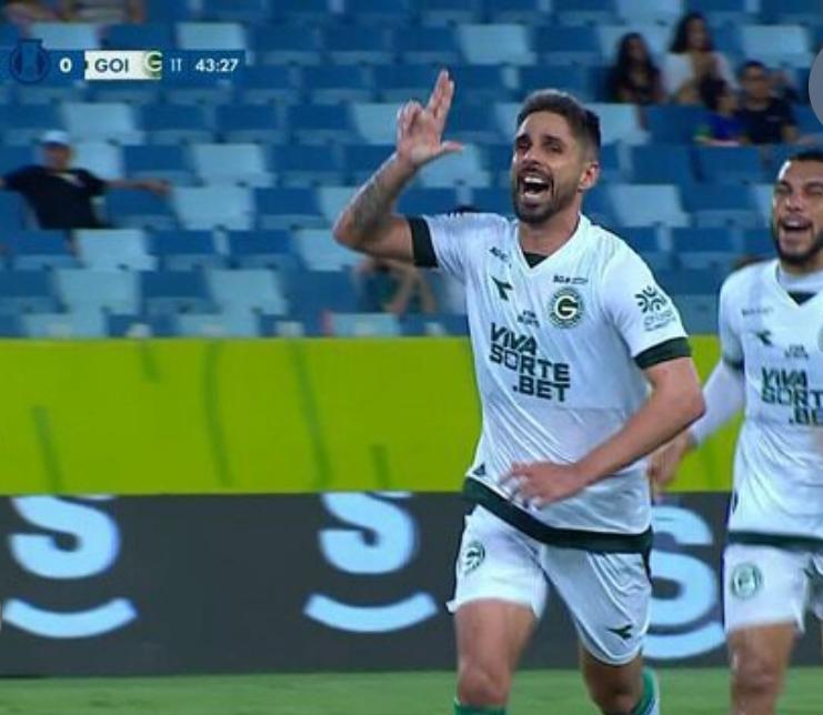 Rafael Gava comemora o golaço de falta