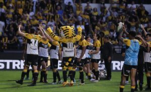 Jogadores do Criciúma vibram com três pontos conquistados contra o Atlético
