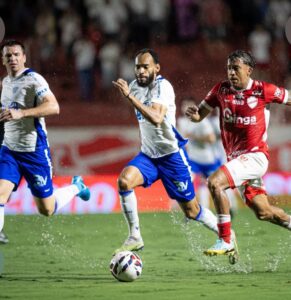 Com o campo encharcado, Vila e Avaí ficaram no empate