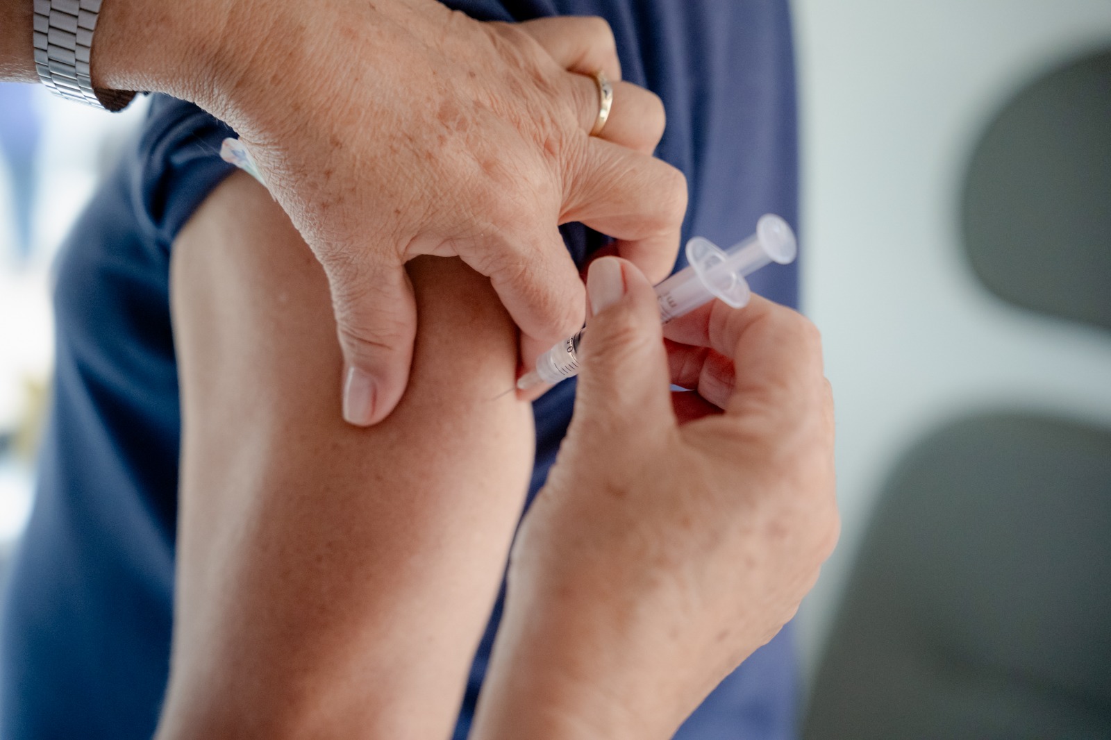 Anvisa amplia para maiores de18 anos vacina que previne bronquiolite